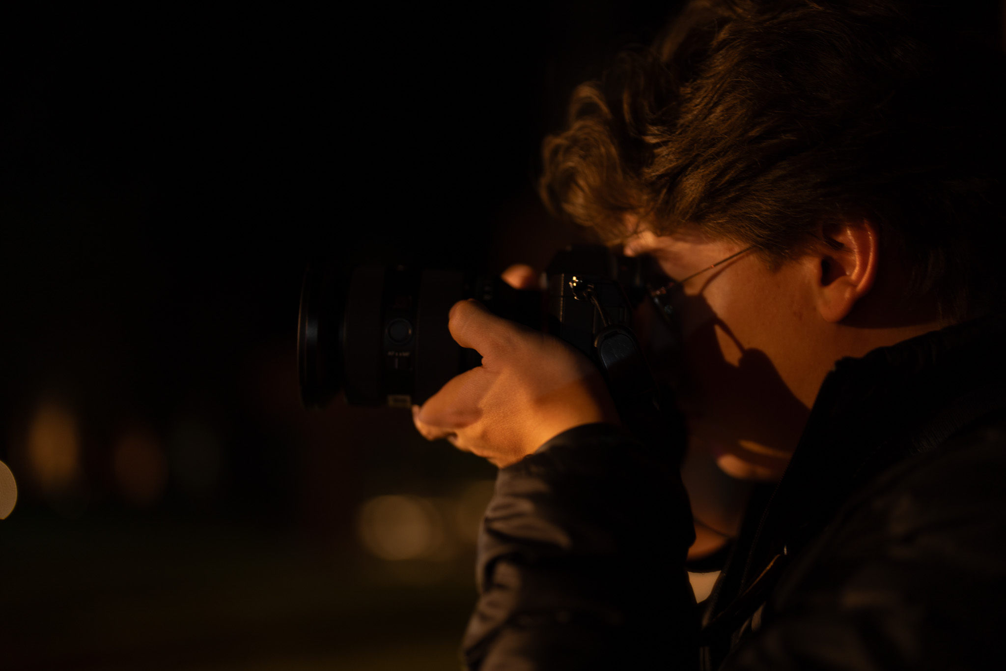Fotógrafo cubriendo evento nocturno